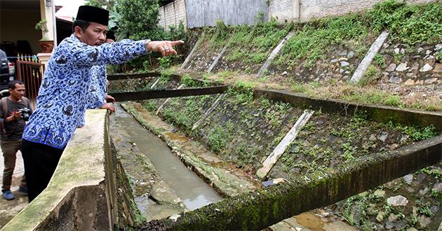 69WALIKOTA MENINJAU TITIK BANJIR.jpg